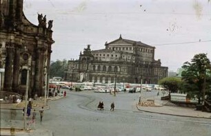 Dresden, Theaterplatz : Dresden-Altstadt. Blick über den Theaterplatz zur Semperoper, links Katholische Hofkirche