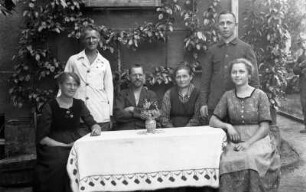 Gruppenaufnahme an einem Gartentisch