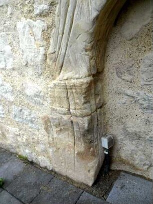 Haueda-(Evangelische Kirche) - Kirchturm im Süden-Erdgeschoß-alter Eingang - Gewände West mit Wetzrillen im Werkstein (Symbolische Entschärfung der Dolche)