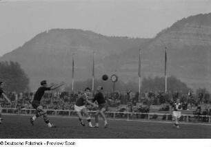 Handballspieler bei einem Spiel auf dem Feld der Sportschule