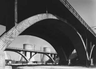 Kombinat "Schwarze Pumpe" : Spremberg. Gaskombinat "Schwarze Pumpe" (ab 1955). Kühltürme durch die Brückenbögen der Industriebahn