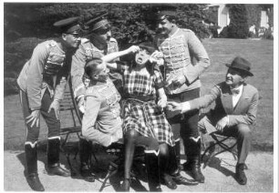 Asta Nielsen als Jesta Schneider im Stummfilm "Engelein" von Urban Gad (rechts Bruno Kastner und Max Landa). PAGU-Film Berlin, 1913-1914