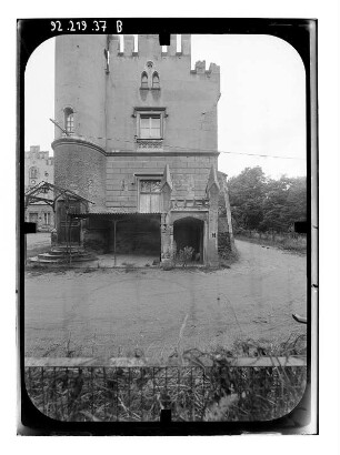 Gusow (Gusow-Platkow), Schloßstraße 7. Schloß (Baubeginn 1870; F. Neubart). Teilansicht von Südost