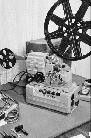 Sowjetischer Filmprojektor und Zubehör auf der Leipziger Herbstmesse 1954