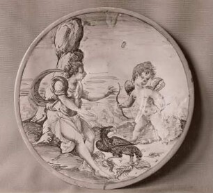 Flacher Teller mit Figurengruppe mit Amor auf der Innenseite