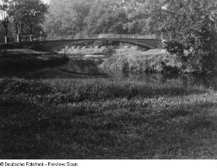 Leipziger Land. Auwaldgebiet. Alte Luppe mit Brücke der Straße Schkeuditz - Dölzig. Blick flussabwärts
