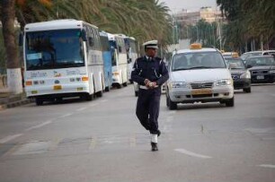 Hauptstadt Tripolis : Verkehrspolizist, dahinter Taxis, am "Grünen Platz" im Zentrum der libyschen Hauptstadt Tripolis, aufgenommen 2006