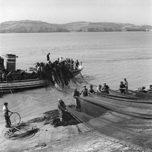 Fischer beim Präperieren der Netze am Tejo