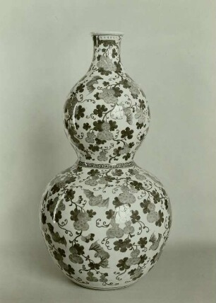Monumentalvase in Flaschenkürbisform mit Fledermäusen und Flaschenkürbisblättern
