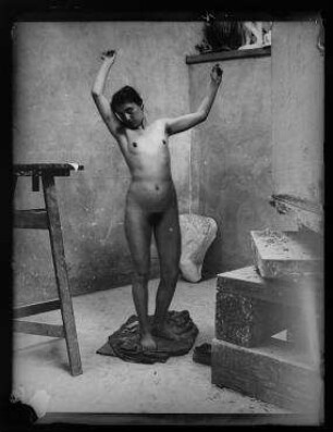 Ohne Titel (Aktstudie, Standpose, frontal mit erhobenen Armen)