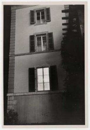 Das erleuchtete Hotelfenster von Haile Selassi im Carlton Hotel in Genf. Haile Selassi