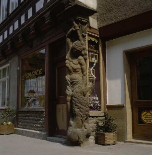 Bad Langensalza. Haus zum Herkules. Ecksäule, Herkules erstickt den Nemeischen Löwen