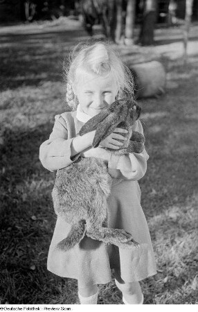 Kleines Mädchen (Elke) mit Hasen