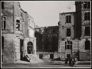 Landeshaus, Münster Wiederaufbau: Landeshaus in Münster mit Kriegszerstörungen. Blick von der Fürstenbergstraße in den Innenhof