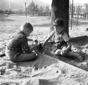 Würzburg, Frankfurter Straße 122. Schifferkinderheim. Zwei Jungen im Sandkasten