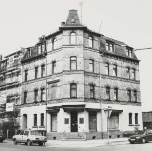 Wohnhaus mit Laden