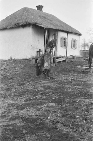 Zweiter Weltkrieg. Zur Einquartierung. Sowjetunion. Zwei Angehörige der deutschen Wehrmacht vor einer Bauernhütte