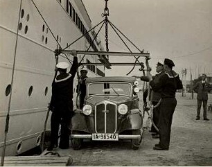 Travemünde. Der PKW (Audi) des Fotografen wird auf das Passagierschiff "Hansestadt Danzig" des Seedienstes Ostpreußen verladen.