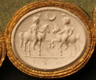 Castor und Pollux, einander zugewandt auf Pferden reitend (Daktyliothek, Erstes Mythologisches Tausend)