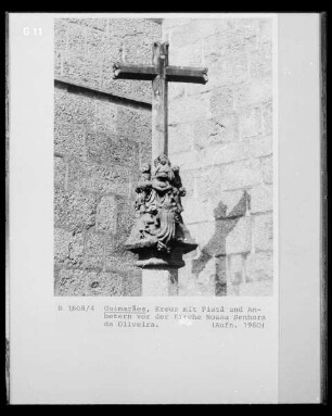 Kreuz mit Pietà und Anbetern