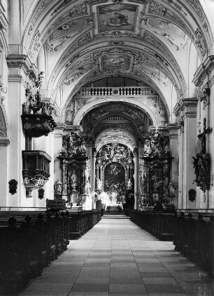 Kempten (Allgäu). Stadtpfarrkirche Sankt Lorenz (1654-1670). Inneres zum Altar