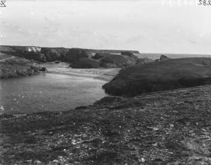 Klippen : Haus auf den Klippen, davor eine Bucht.