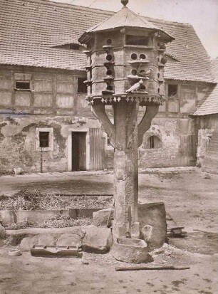 Hofansicht mit Taubenhaus : Dresden-Cotta, Faustsches Weingut, Hof mit Taubenhaus