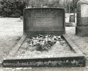 Dresden-Neustadt, Kannenhenkelweg. Nordfriedhof (Garnisonsfriedhof) (1902 angelegt). Zentraler Gedenkstein mit Steinkugeln der Denkmalsanlage für die Gefallenen des 1. Weltkrieges (ab 1918)