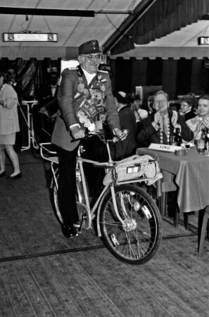 Schützenfest: Schützenkönig Heinrich Breckling von der Ahrensburger Schützengilde mit Postfahrrad