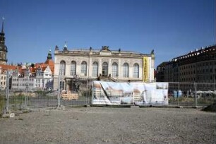 Dresden-Altstadt. Anti-Gewandhausaufbau-Transparent am Neumarkt. Blick zum Johanneum