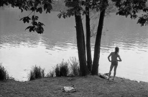 Berlin : Berlin, Grunewaldsee. Einsamer Badegast am Ufer
