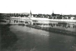 Karlstadt (Kreis Main-Spessart). Stadtansicht mit Stadtmauer. Blick über den Main