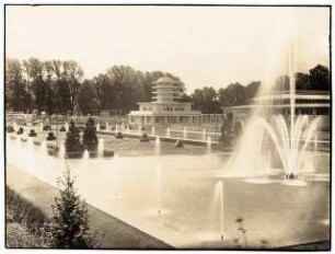 Deutsche Gartenbau- und Schlesische Gewerbe-Ausstellung (GUGALI), Liegnitz: Große Fontäne der Springbrunnen- und Wasseranlage vor dem Weinrestaurant und der Bergerhalle