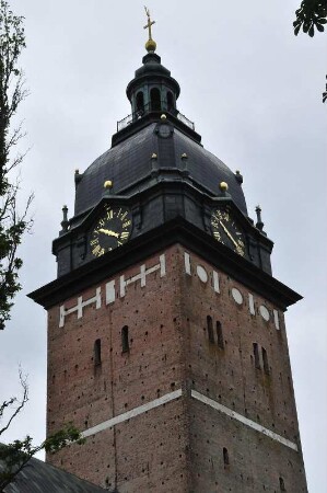 Strängnäs - der Turm des Domes : Der Turm des Domes überragt die Stadt, aufgenommen am 23. Juli 2012 in Strängnäs