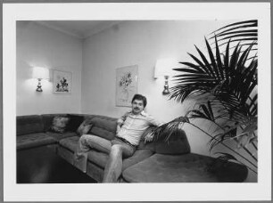 Peter Gauweiler, CSU München, auf dem Sofa sitzend zuhause