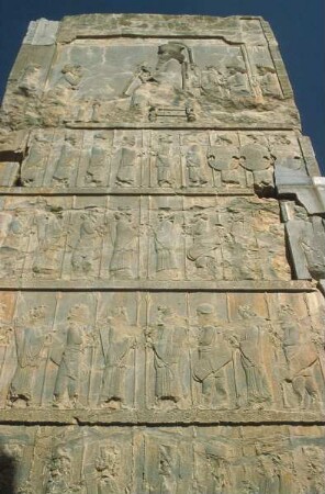 Persepolis. Palast des Darius. Relief Thronender König mit Soldaten