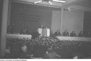 Dresden. Deutschlandpolitik. Treffen mit Vertretern aus der BRD unter Teilnahme des Oberbürgermeisters Walter Weidauer, um einen Friedensvertrag mit beiden deutschen Staaten zu erzwingen, 1955