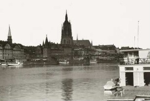 Frankfurt am Main, Altstadt : Frankfurt am Main. Blick vom linken Mainufer nach Nordosten gegen Mainkai, Dom und Eisernen Steg