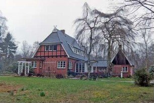 Am Rehm 52: giebelständiges Backsteinhaus: Straßenfront, links Auslucht, Giebel mit Vorkragung und Fachwerk, oben Giebelzier Pferdeköpfe: östliche Traufseite mit Eingangsvorbau: hinten Mitte Verbindungstrakt: rechts Nebengebäude