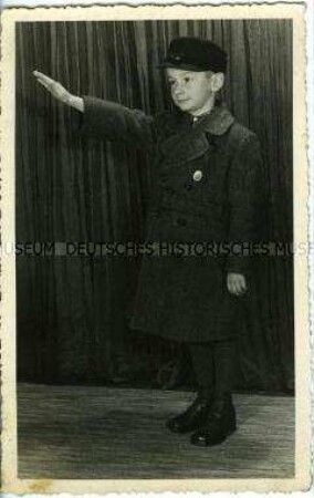 Junge mit Hitlergruß