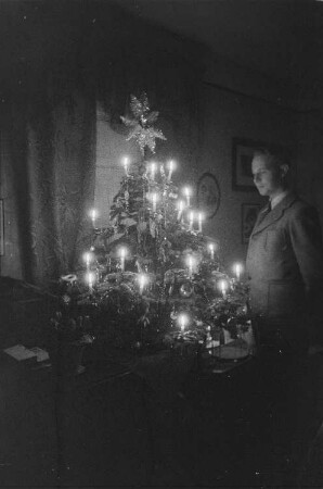 Private Aufnahmen. Franz Grasser neben einem Weihnachtsbaum