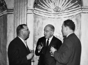 Erich Herzog (links) im Gespräch mit Ernst Holzinger (Mitte) im alten Frankfurter Kunstgeschichtlichen Institut in der Mertonstraße (Sommersemester 1959)