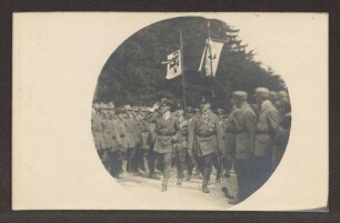50 Jahrfeier des Hermannsdenkmal / Führer des Jungdeuttschen Ordens Arthur Mahraun auf dem Weg zum. Hermannsdenkmal. Detmold. Hiddesen. Ansichtskarte. Papierabzug