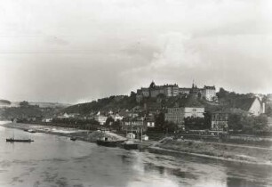 Pirna, Stadtansicht über die Elbe gegen Schloss Sonnenstein