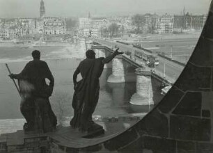 Dresden. Blick vom Dach der Katholischen Hofkirche mit Skulpturen über die Augustusbrücke zur Neustadt