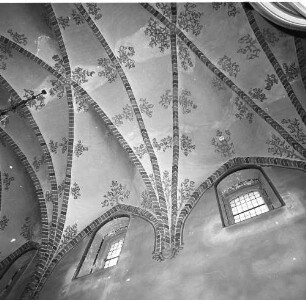 Strausberg, Predigerstraße 2. Marienkirche (um 1250, 1341/1342 Renovierung, ab 1448 Umbau). Detail: Gewölbe und Deckenmalerei im Seitenschiff. Ansicht mit zwei Fenstern