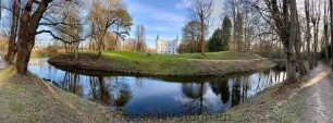 Ahrensburg: Herrenhaus (Museum Schloss Ahrensburg): Nordseite, davor Park und äußerer Graben