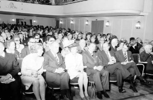24 Tagung 1974 Chemiker: (unscharf) Frau Goppel, A. Goppel, Frau Steurer, Oberbürgermeister Steurer, H.-H. Haunschild, ?, nicht besetzter Platz, W. Fucks