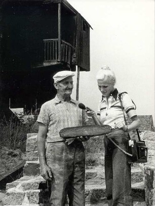 Bäckerei in Wentdorf/ See : Nahrung - Backen. Ort: Wentdorf/ See, Kreis Luckau. Bäckermeister Bruno Schulze backt Sechs-Pfund-Brote im Holzofen (1979). (ehemalige Windmühle)