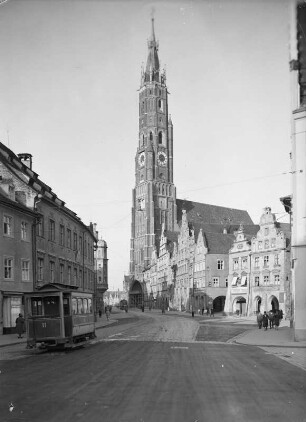 Landshut, Altstadt : Landshut. Altstadt. Blick nach Nordosten zur Stadtpfarrkirche St. Martin. Im Vordergrund Straßenbahn-Beiwagen